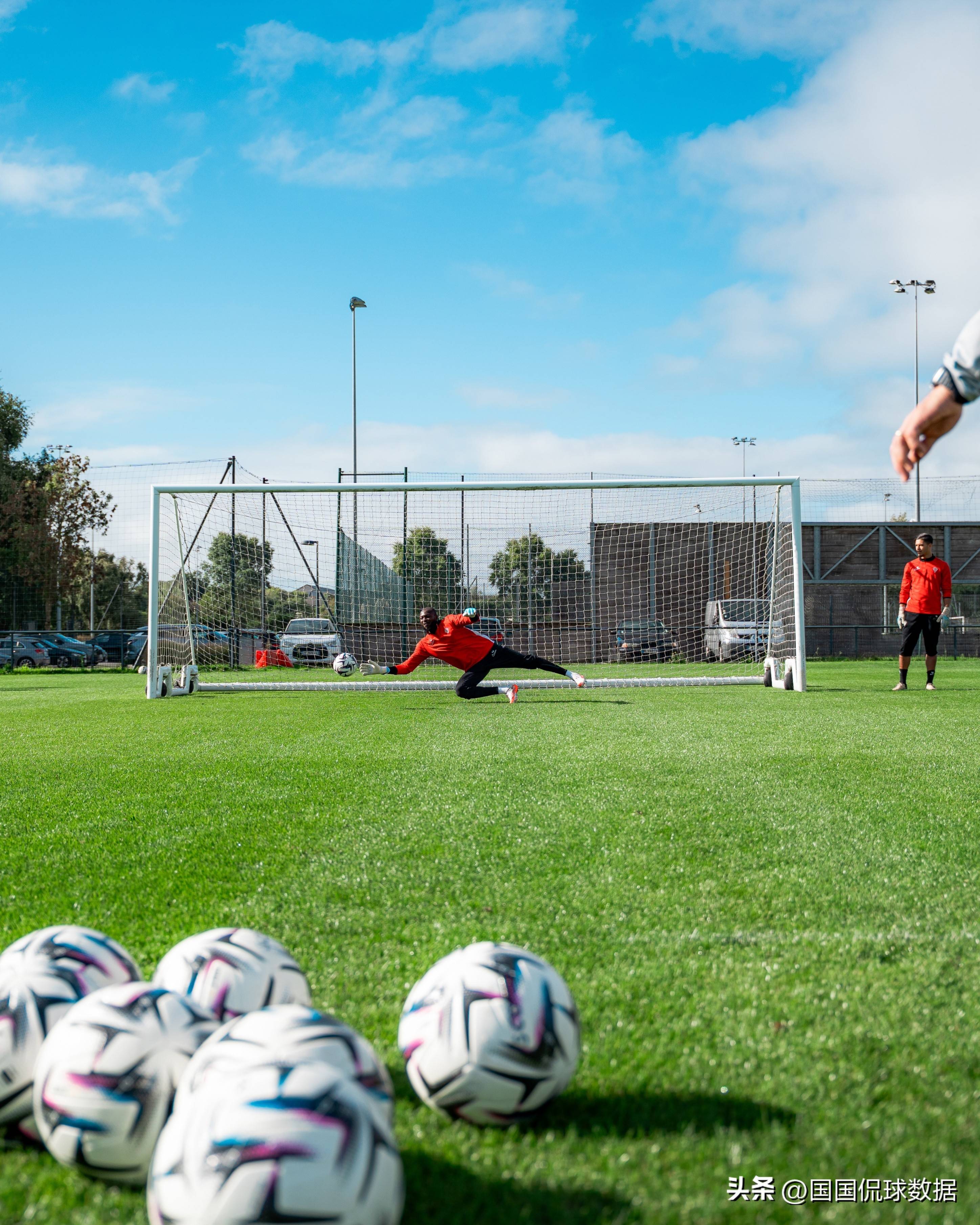 kaiyun.com -赛地聚焦——法甲冲刺阶段热度飙升，上海海港防线松动，话题不断，球队文化再被提及的简单介绍